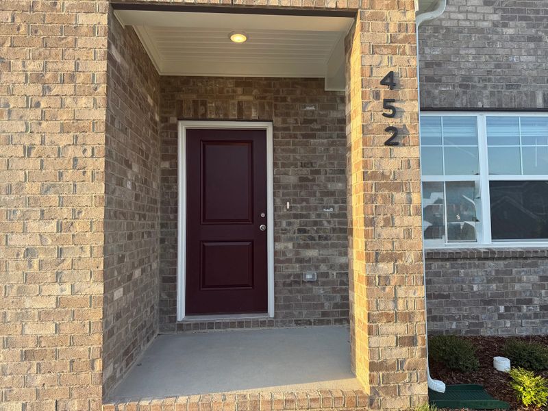 Exterior details and patio area of a home in Cades Bluff, Lebanon (Image 3).