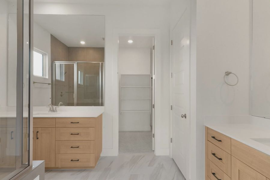 Furnished interior view inside a new home in Highland Village, Georgetown (Image 6).
