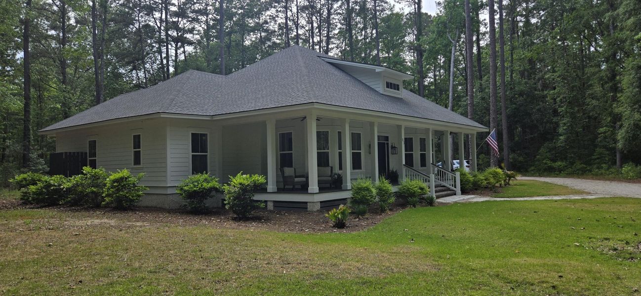 Exterior details and patio area of a home in , Seabrook (Image 4).