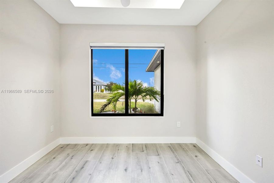 Spacious, unfurnished interior of a new home in , Cape Coral (Image 39).