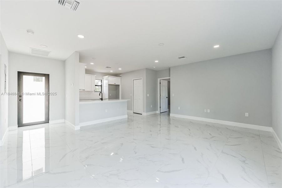 Spacious, unfurnished interior of a new home in , Lehigh Acres (Image 22).