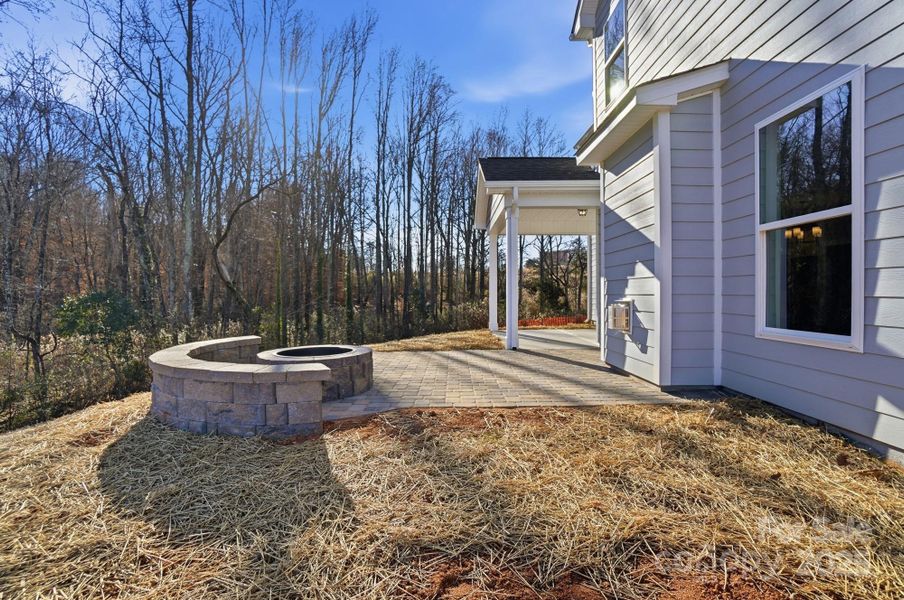 Exterior details and patio area of a home in Robinson Oaks, Gastonia (Image 24).
