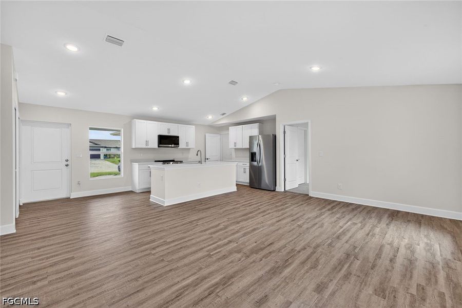 Spacious, unfurnished interior of a new home in Cape Coral, Cape Coral (Image 11).