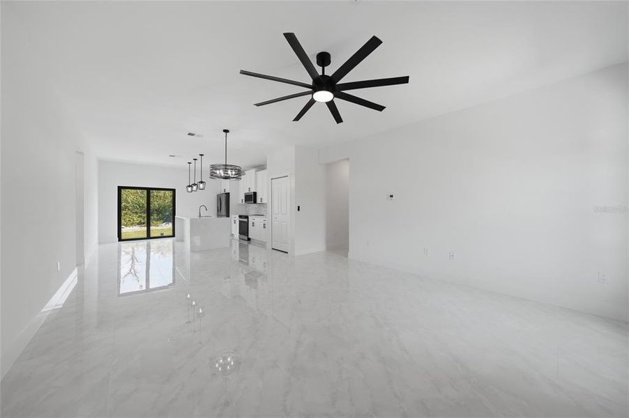 Spacious, unfurnished interior of a new home in , Port Charlotte (Image 14).