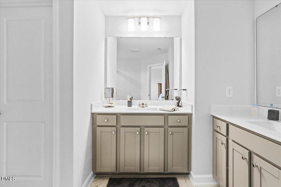 17 Village Edge Dr primary bath