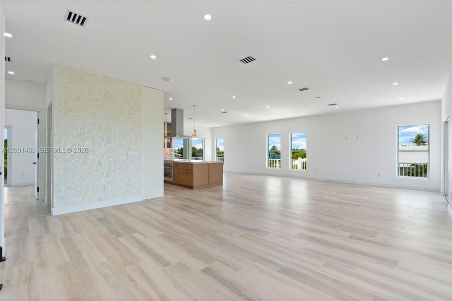 Spacious, unfurnished interior of a new home in , Tavernier (Image 24).