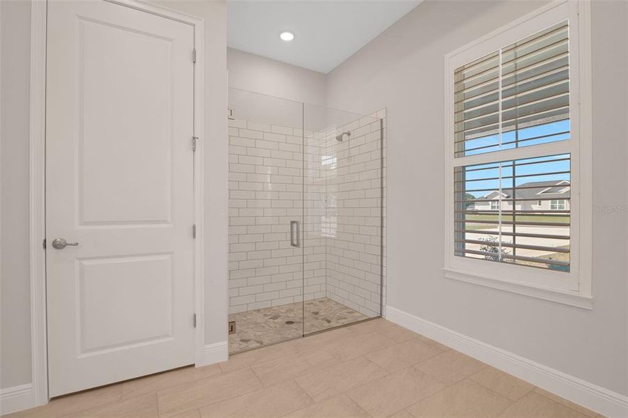 Spacious, unfurnished interior of a new home in , Ocala (Image 12).