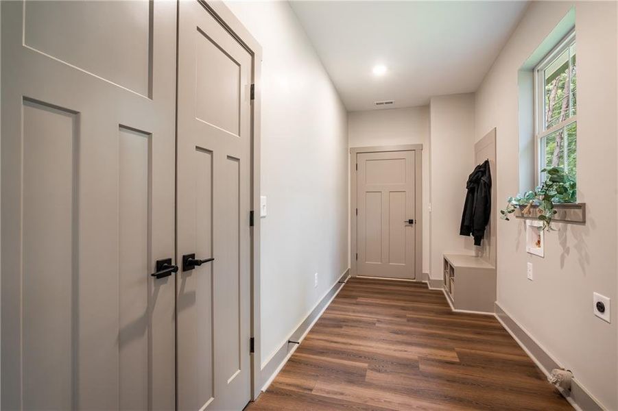 Spacious, unfurnished interior of a new home in , Jasper (Image 13).