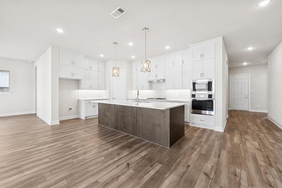 Furnished interior view inside a new home in Myrtle Creek, Waxahachie (Image 11).
