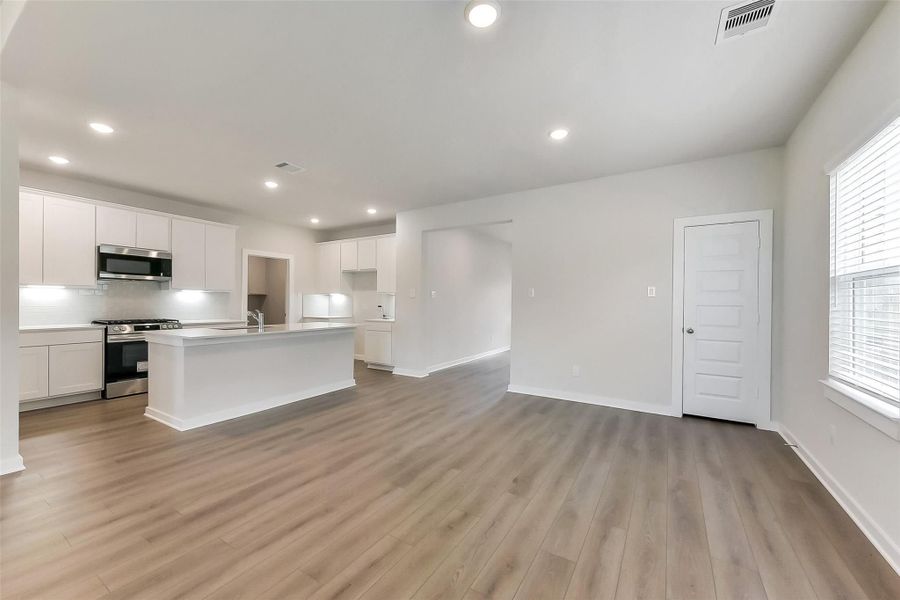 Spacious, unfurnished interior of a new home in River Ranch Meadows, Dayton (Image 24).