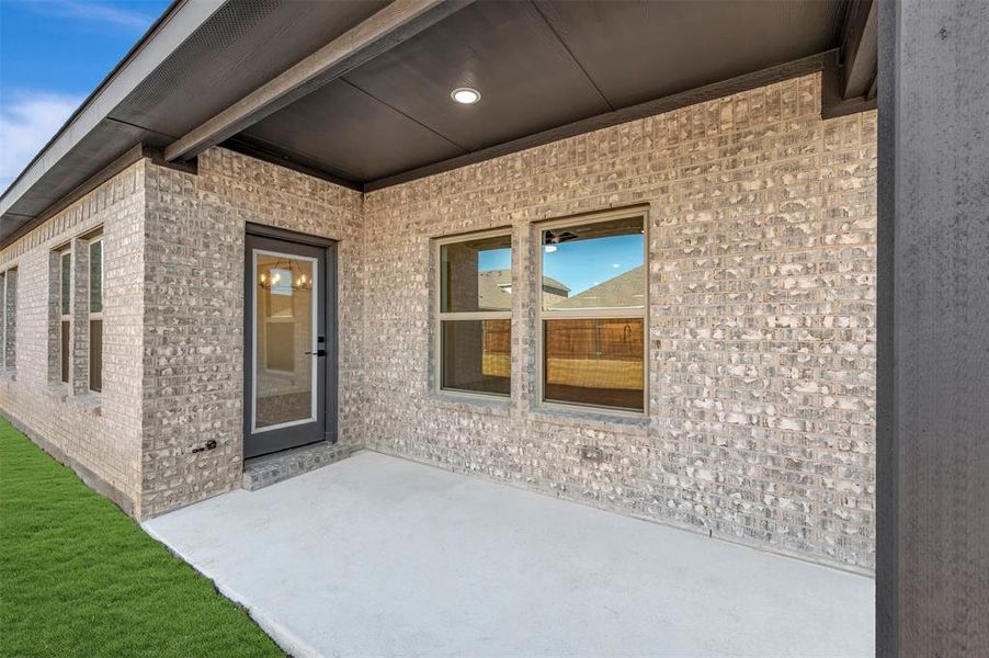 Exterior details and patio area of a home in Rolling Ridge, Van Alstyne (Image 3). Exterior details and patio area of a home in Rolling Ridge, Van Alstyne (Image 3).