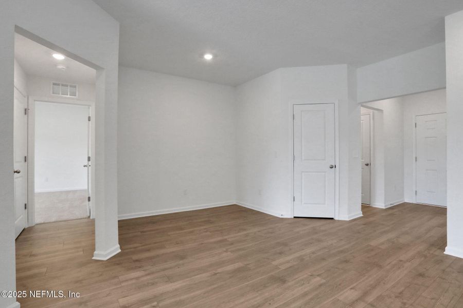 Spacious, unfurnished interior of a new home in Bellbrooke, Jacksonville (Image 27).