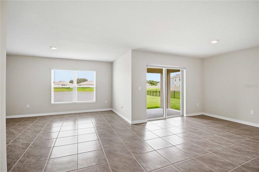 Spacious, unfurnished interior of a new home in Mandarin Grove, Palmetto (Image 18).