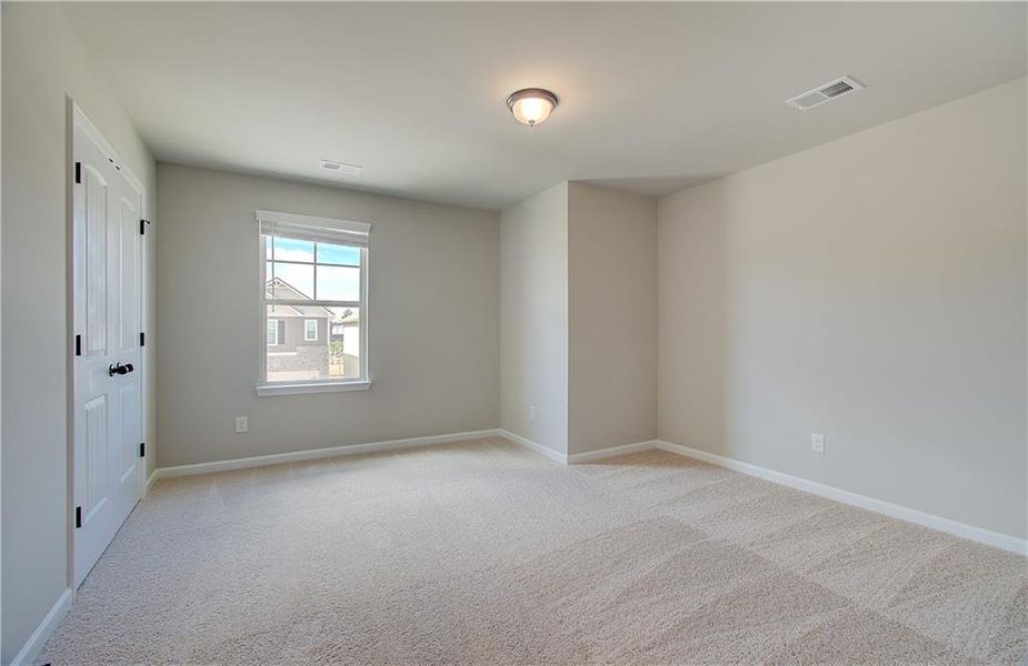 Spacious, unfurnished interior of a new home in Towne Center, Hampton (Image 14).