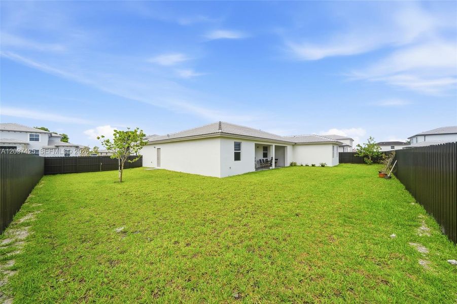 Exterior details and patio area of a home in , Miami (Image 23).