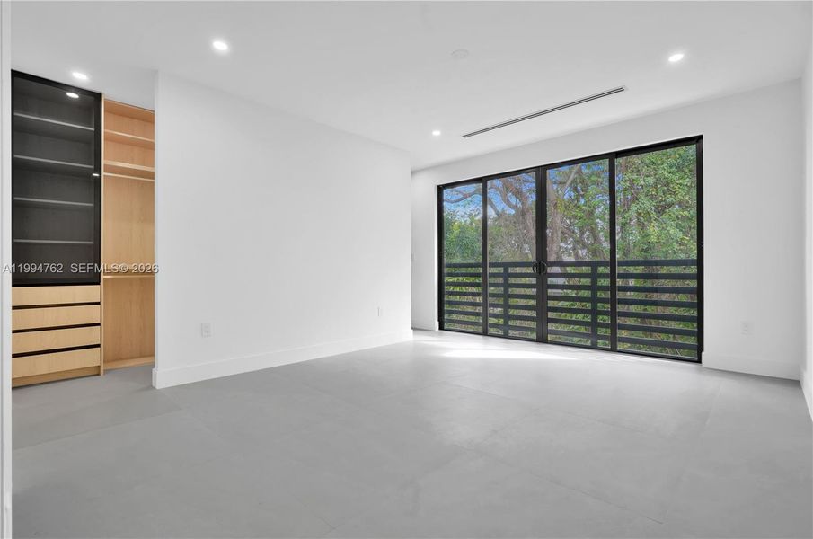 Spacious, unfurnished interior of a new home in , Miami (Image 20).