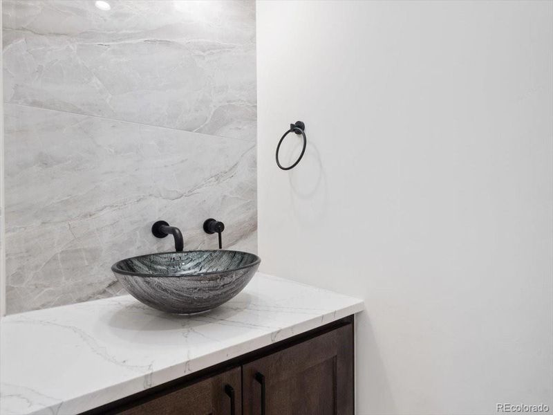 Main level powder bath Main level powder bath