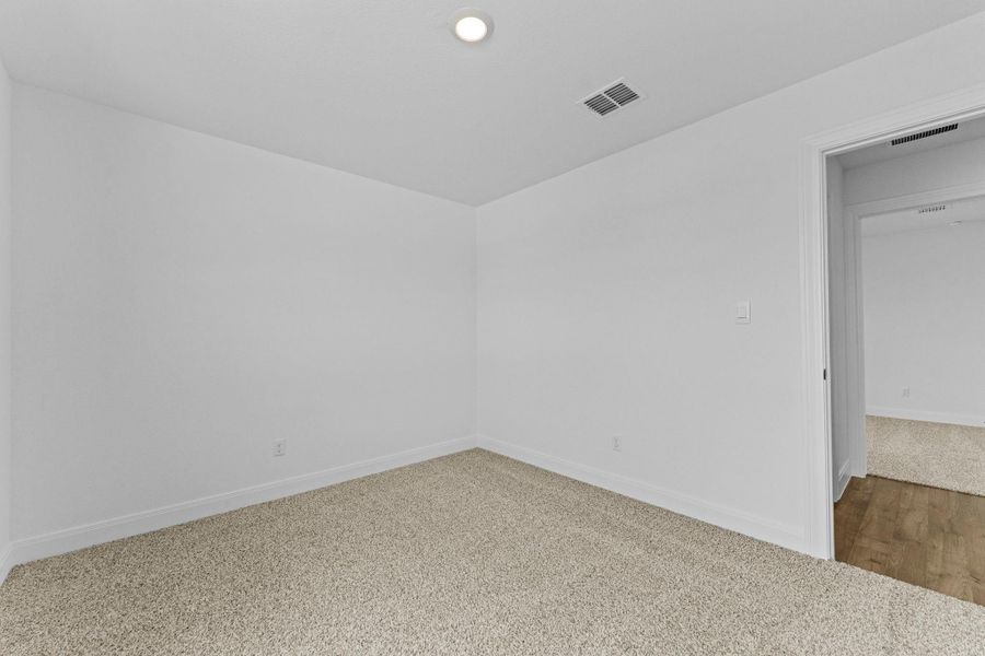 Spacious, unfurnished interior of a new home in Railhead, Cedar Creek (Image 35).