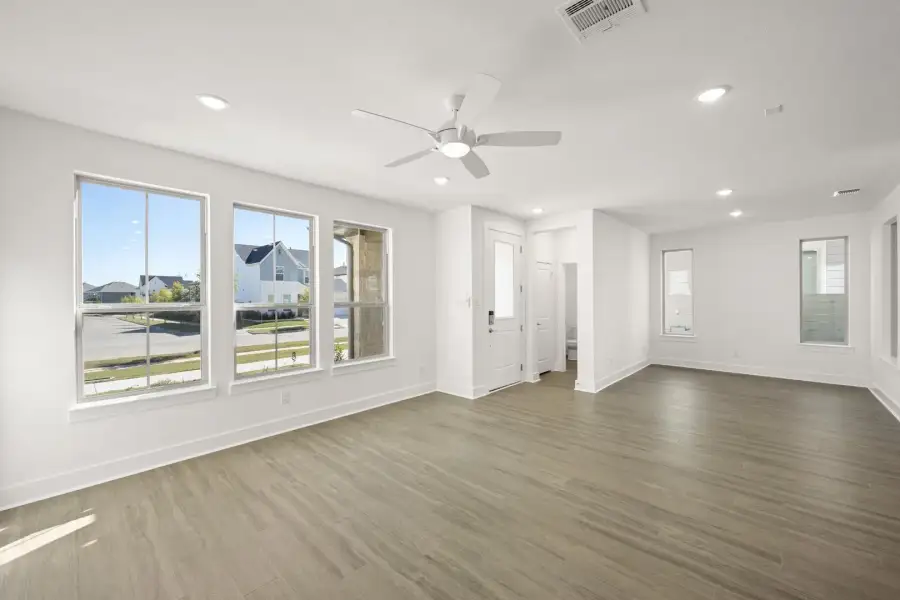 Spacious, unfurnished interior of a new home in The Retreat at Harvest, Argyle (Image 9).