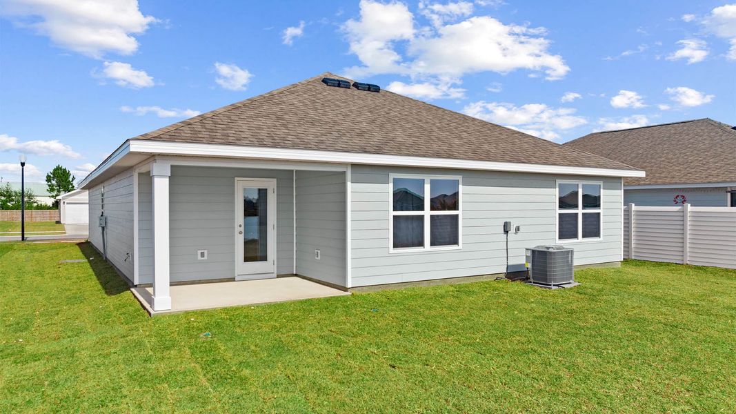 Exterior details and patio area of a home in Park Place, Panama City (Image 3).
