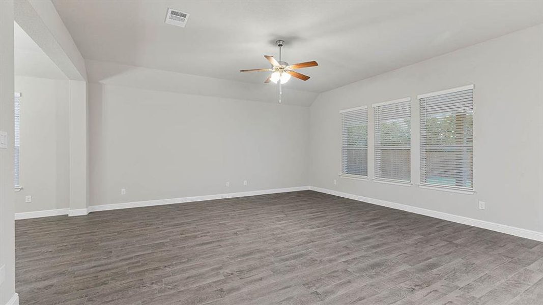 Spacious, unfurnished interior of a new home in Lakeview Pointe, Grand Prairie (Image 18). Spacious, unfurnished interior of a new home in Lakeview Pointe, Grand Prairie (Image 18).