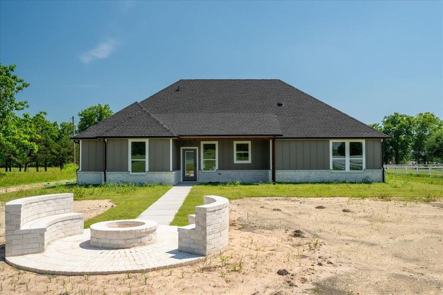 Exterior details and patio area of a home in , Leonard (Image 25).