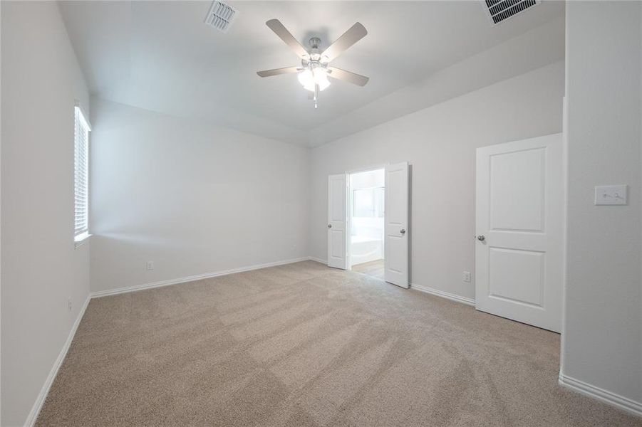 Spacious, unfurnished interior of a new home in Lake Pointe: Lake Pointe at Paloma Creek, Little Elm (Image 22). Spacious, unfurnished interior of a new home in Lake Pointe: Lake Pointe at Paloma Creek, Little Elm (Image 22).