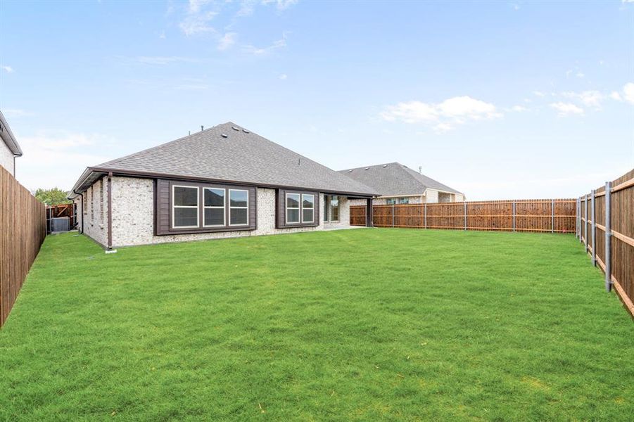 Exterior details and patio area of a home in Addison Hills, Cedar Hill (Image 4).