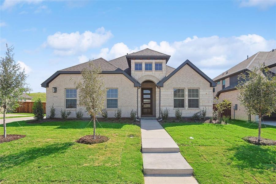 View of front facade featuring a front lawn