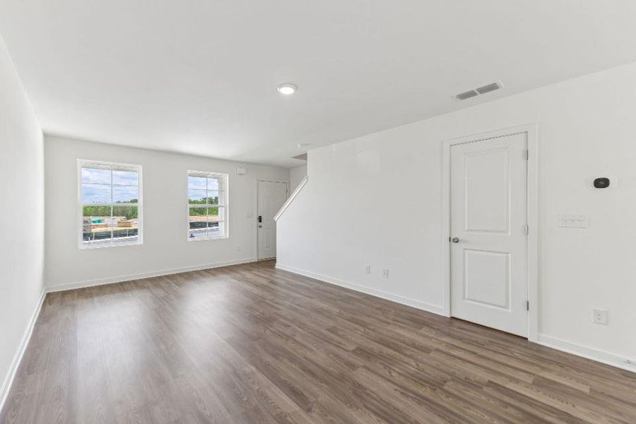 Spacious, unfurnished interior of a new home in Kinsale, Macon (Image 13).