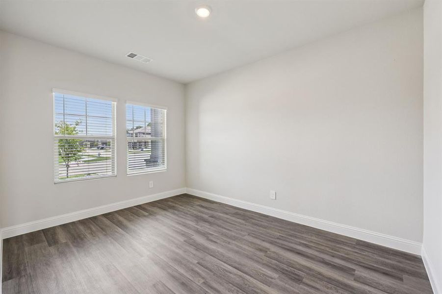 Spacious, unfurnished interior of a new home in Westmoor, Sherman (Image 31).