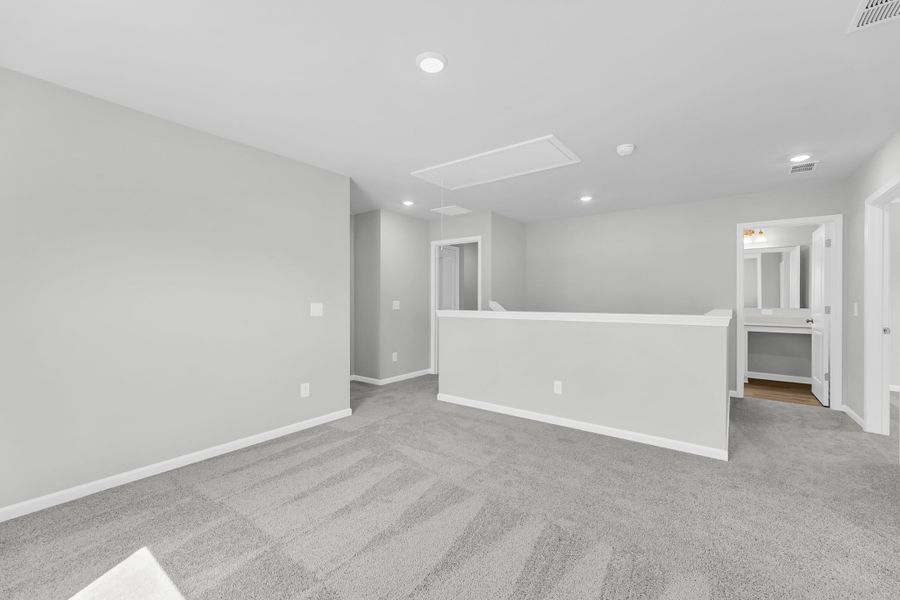 Spacious, unfurnished interior of a new home in Central Creek, Goose Creek (Image 23).