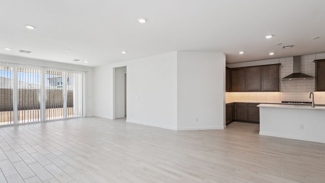 Spacious, unfurnished interior of a new home in Aloravita, Peoria (Image 18).
