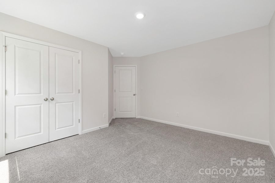 Spacious, unfurnished interior of a new home in Sylvan Creek, Denver (Image 35).