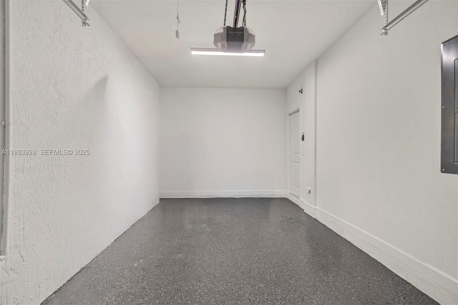 Spacious, unfurnished interior of a new home in , Coral Springs (Image 24).