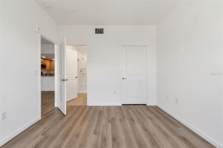 Spacious, unfurnished interior of a new home in , Orlando (Image 16).