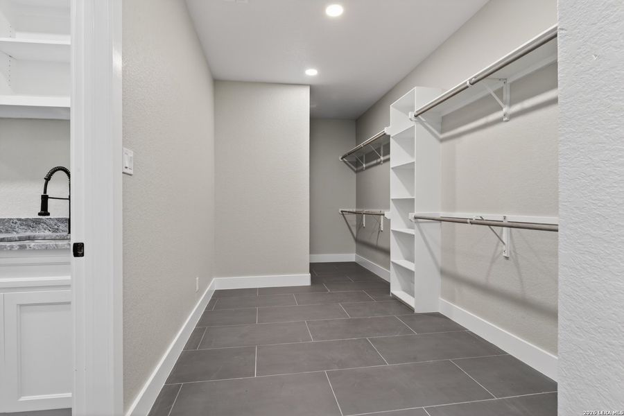 Spacious, unfurnished interior of a new home in , Bandera (Image 9).