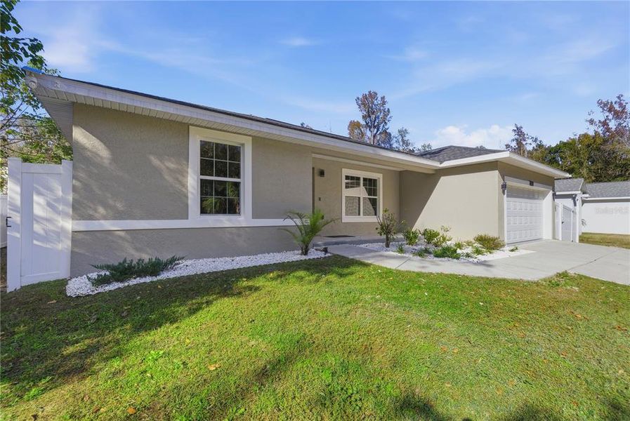 Exterior details and patio area of a home in , Belleview (Image 4).