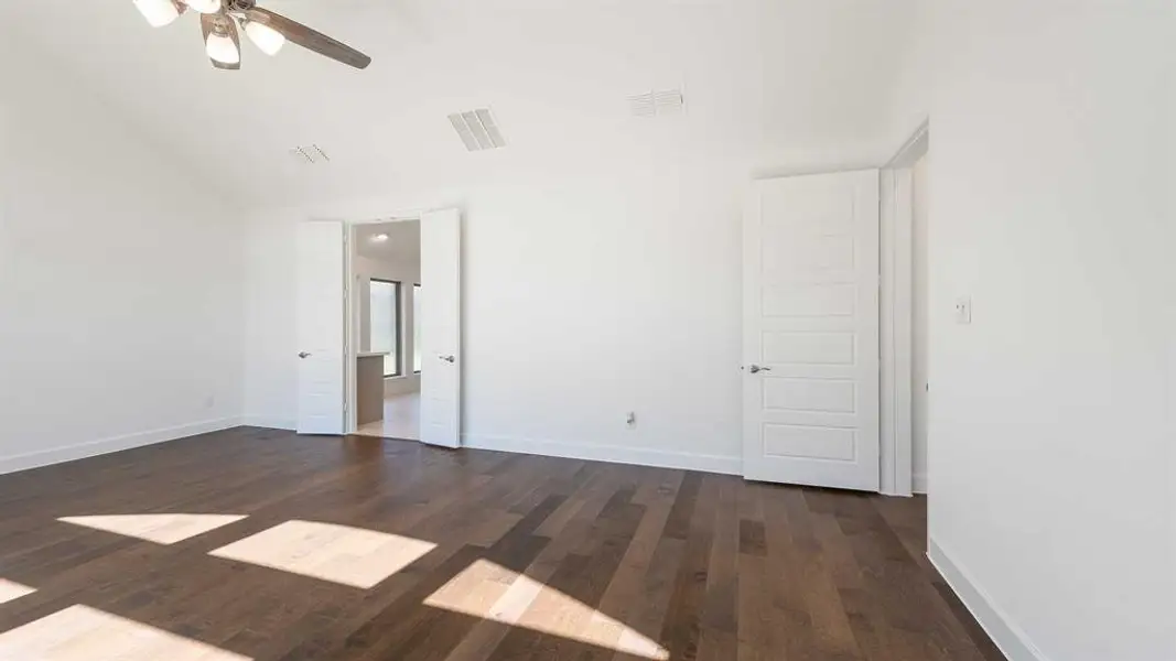 Spacious, unfurnished interior of a new home in Somerset Park 80', Rockwall (Image 15).