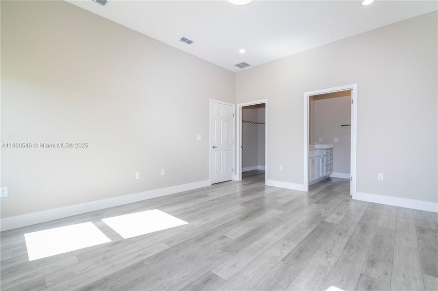 Spacious, unfurnished interior of a new home in , Sebring (Image 25).