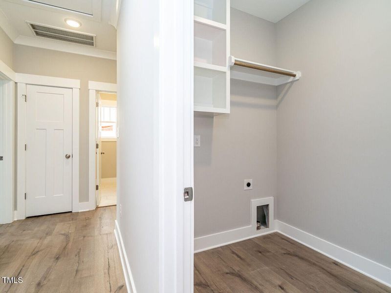 019-1280x960-laundry-mudroom