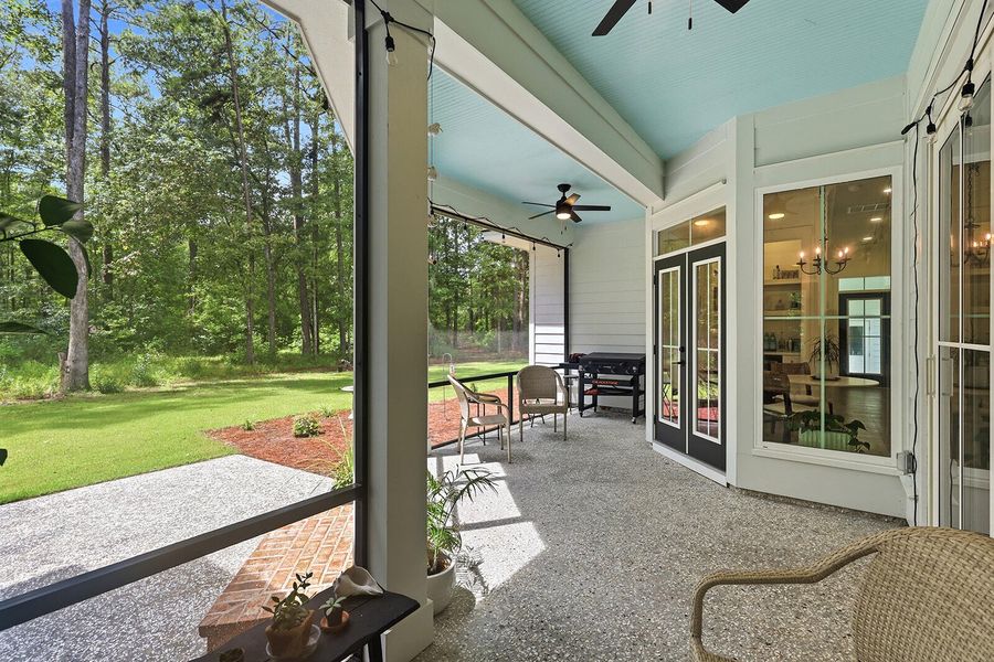 Exterior details and patio area of a home in , Seabrook (Image 3).