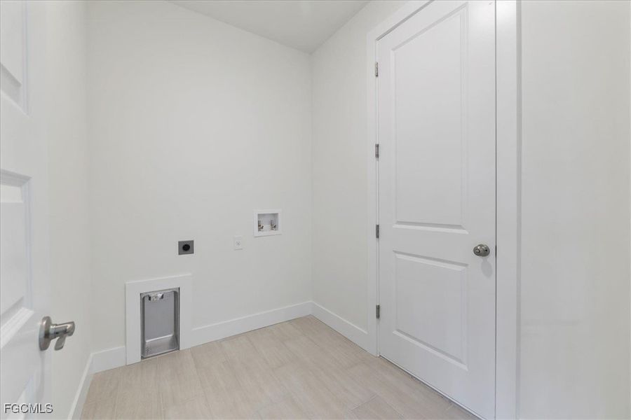 Spacious, unfurnished interior of a new home in Cape Coral, Cape Coral (Image 40).