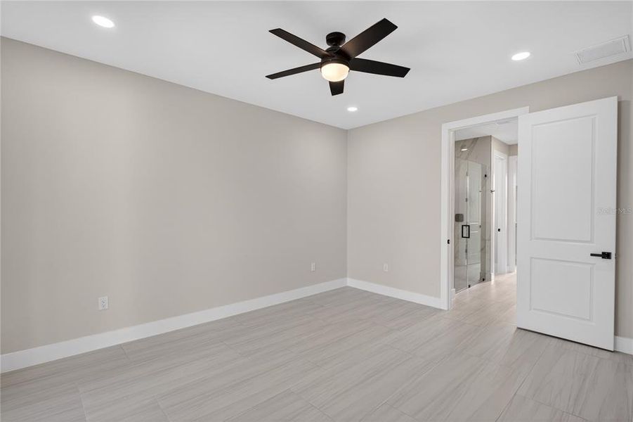Spacious, unfurnished interior of a new home in , Cape Coral (Image 22).