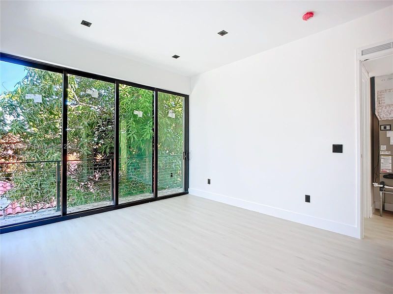 Spacious, unfurnished interior of a new home in , Miami (Image 15).
