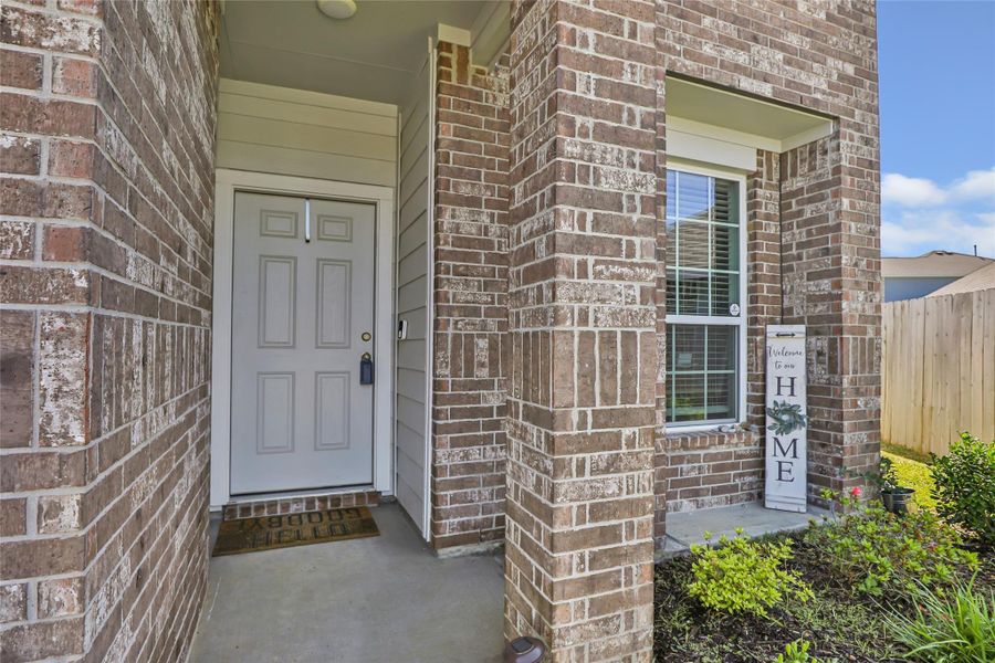 Exterior details and patio area of a home in Granger Pines, Conroe (Image 23).