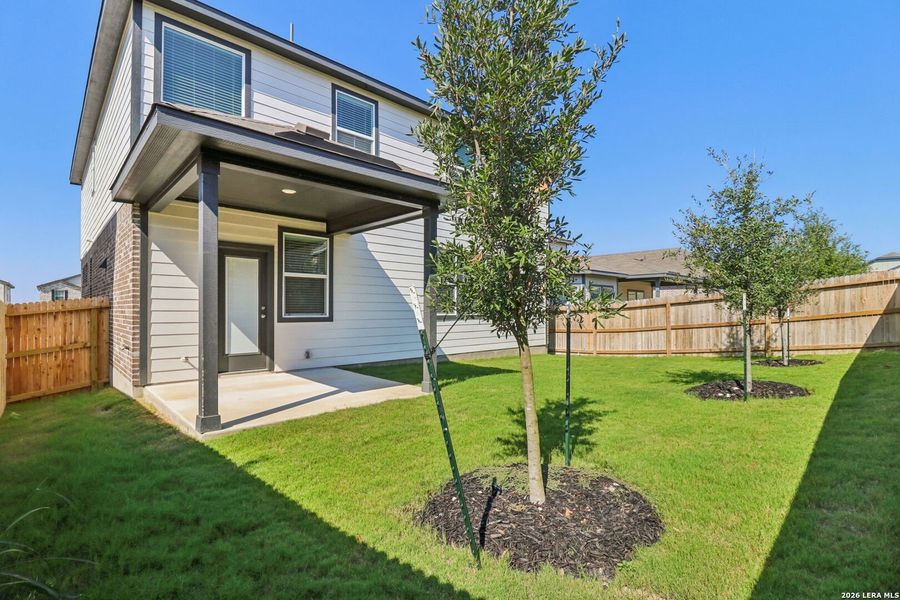 Exterior details and patio area of a home in Thomas Pond, San Antonio (Image 3).