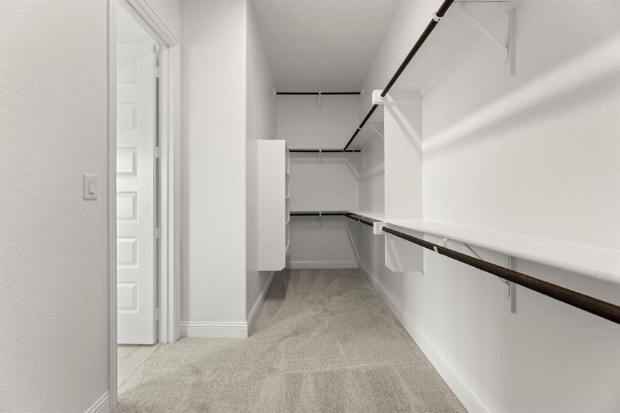 17_24. 1442 Canadian - Closet