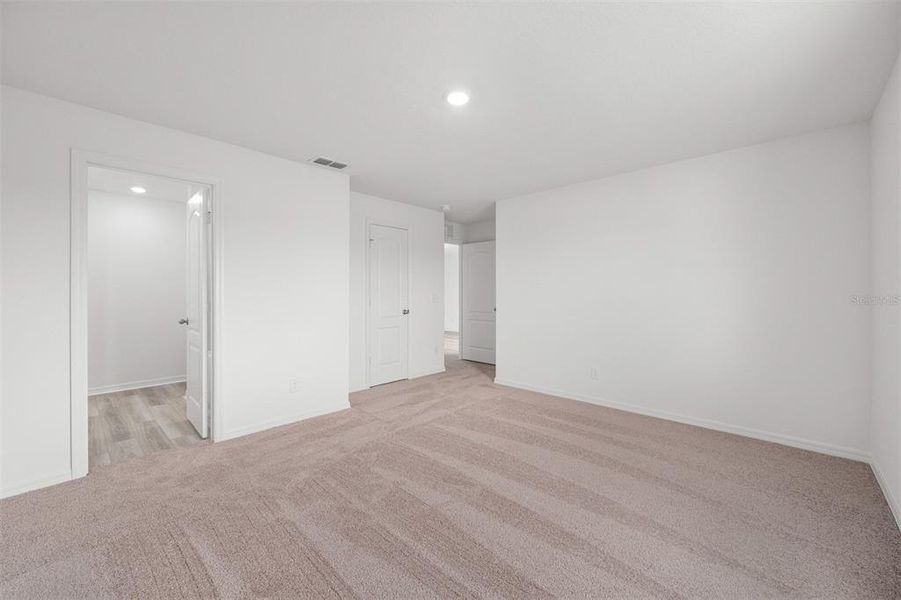 Spacious, unfurnished interior of a new home in Gum Lake Preserve, Lake Alfred (Image 13).