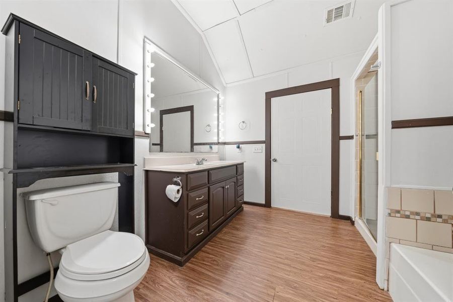 Upstairs full bath with 2 doors access